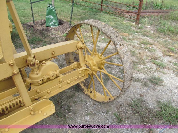 image for item E5551 Caterpillar pull type grader