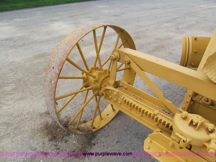 image for item E5551 Caterpillar pull type grader