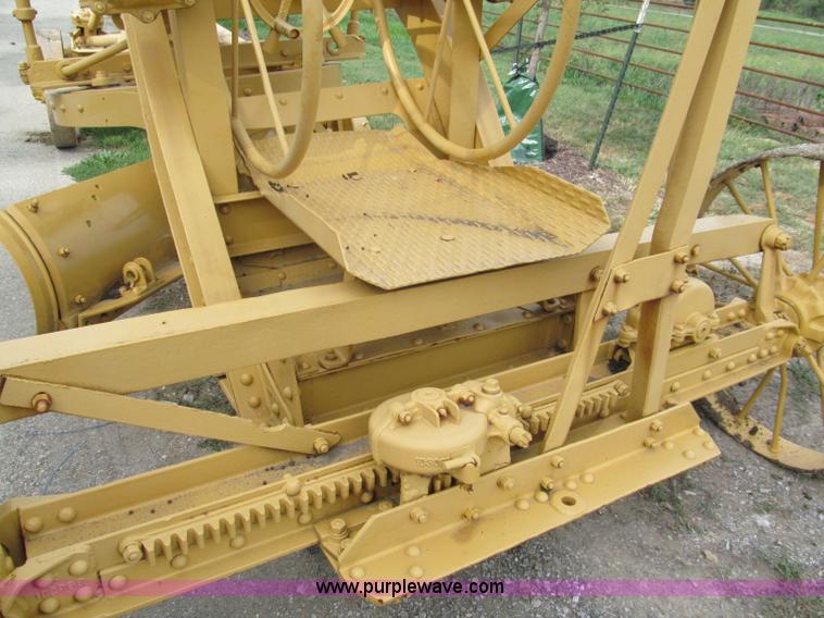 image for item E5551 Caterpillar pull type grader