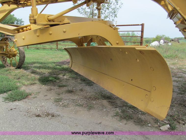 image for item E5551 Caterpillar pull type grader