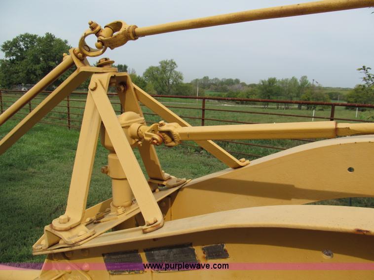 image for item E5551 Caterpillar pull type grader