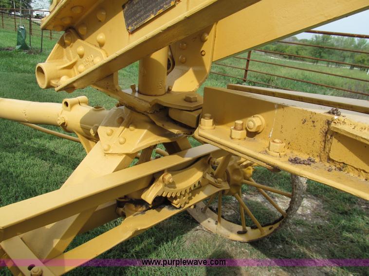 image for item E5551 Caterpillar pull type grader