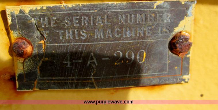 image for item E5551 Caterpillar pull type grader