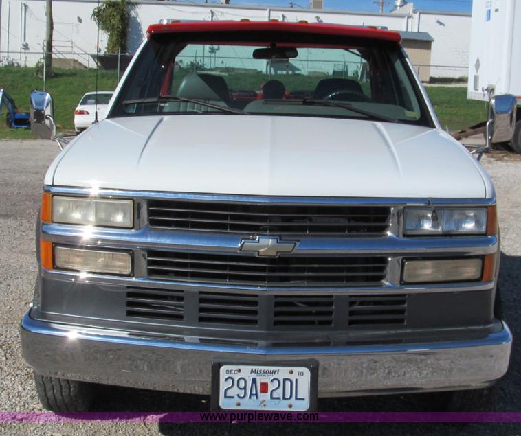 image for item E5608 1996 Chevrolet C3500HD tow truck