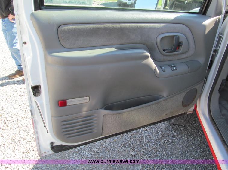 image for item E5608 1996 Chevrolet C3500HD tow truck