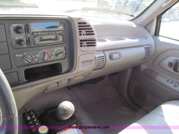 image for item E5608 1996 Chevrolet C3500HD tow truck