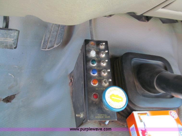 image for item E5608 1996 Chevrolet C3500HD tow truck