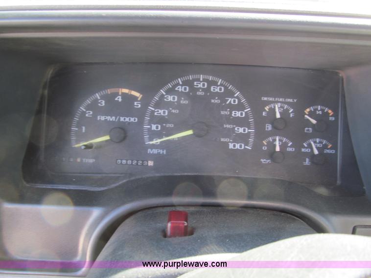 image for item E5608 1996 Chevrolet C3500HD tow truck