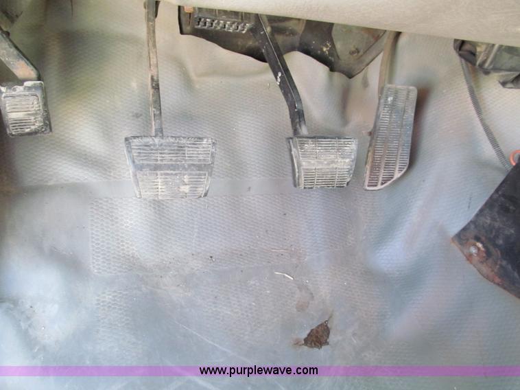 image for item E5608 1996 Chevrolet C3500HD tow truck