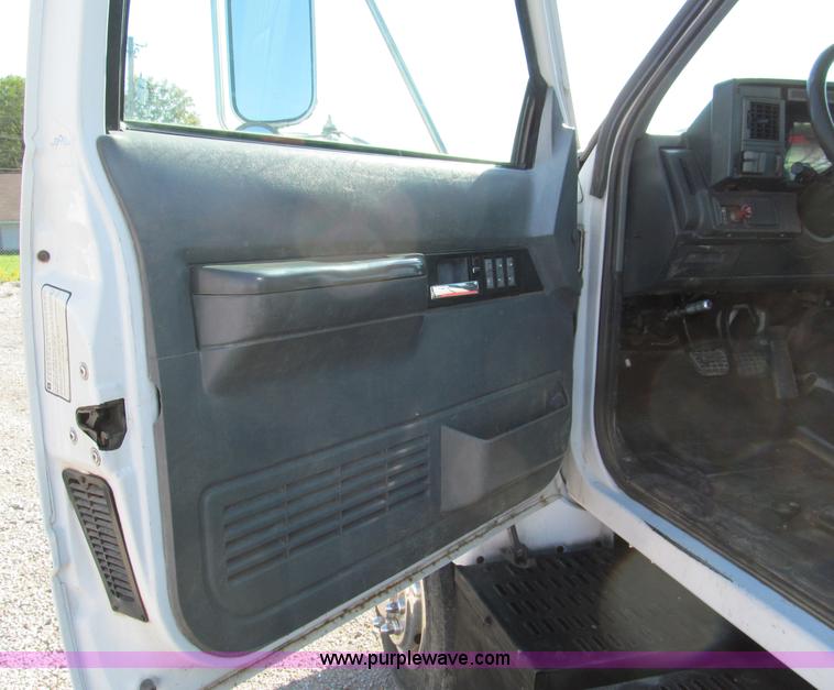 image for item E5609 1996 Chevrolet Kodiak flatbed tow truck