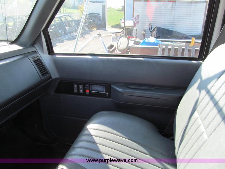 image for item E5609 1996 Chevrolet Kodiak flatbed tow truck