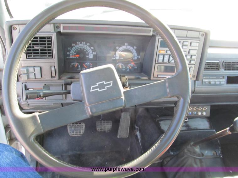 image for item E5609 1996 Chevrolet Kodiak flatbed tow truck