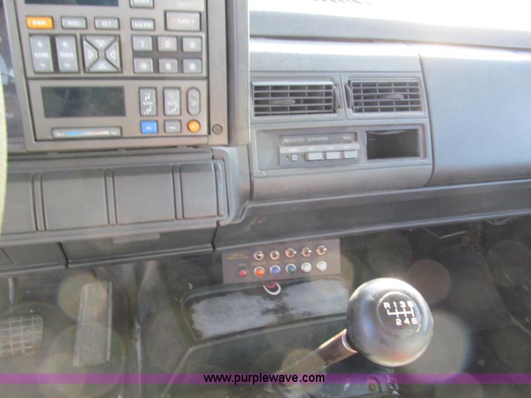 image for item E5609 1996 Chevrolet Kodiak flatbed tow truck