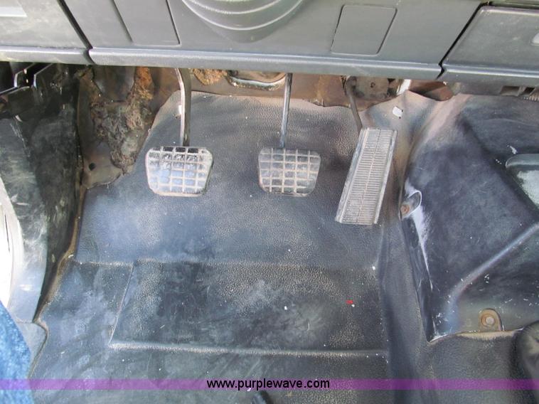 image for item E5609 1996 Chevrolet Kodiak flatbed tow truck