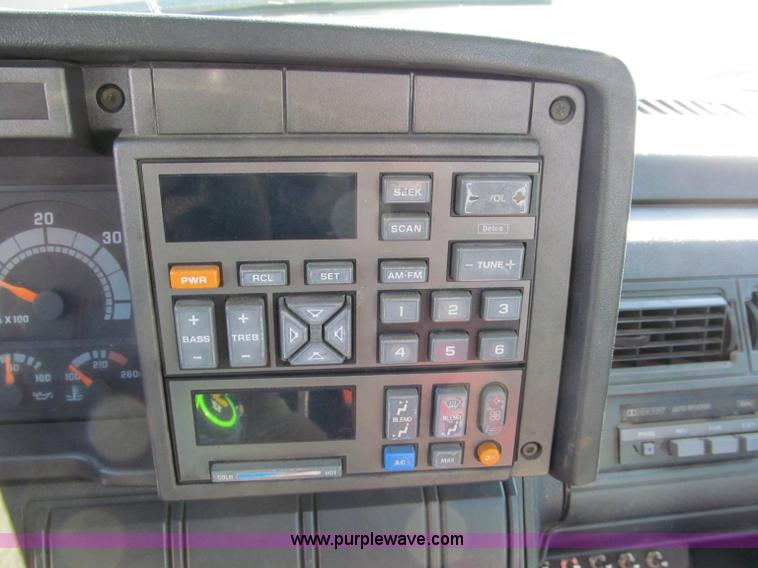 image for item E5609 1996 Chevrolet Kodiak flatbed tow truck