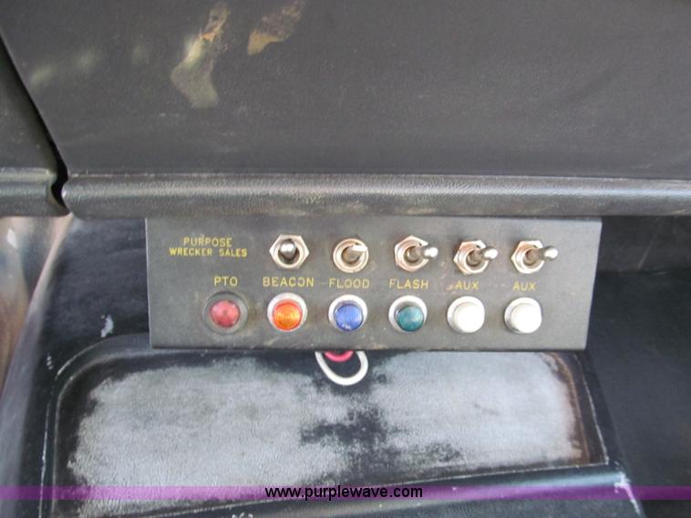 image for item E5609 1996 Chevrolet Kodiak flatbed tow truck