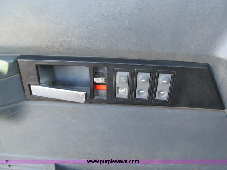 image for item E5609 1996 Chevrolet Kodiak flatbed tow truck