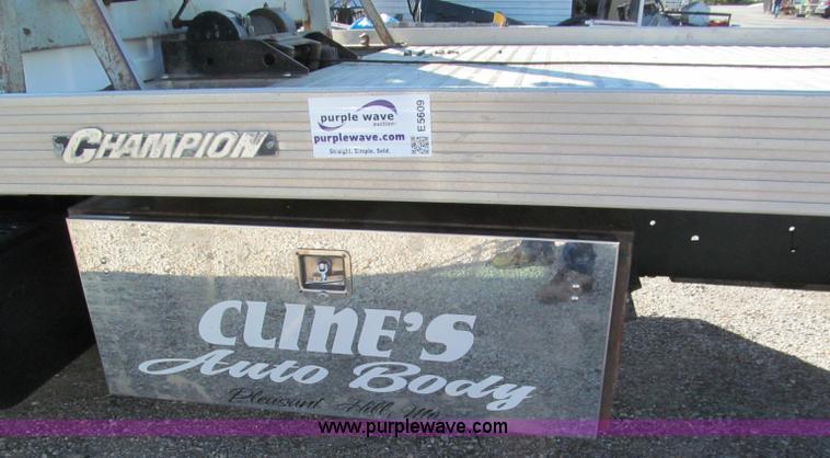 image for item E5609 1996 Chevrolet Kodiak flatbed tow truck