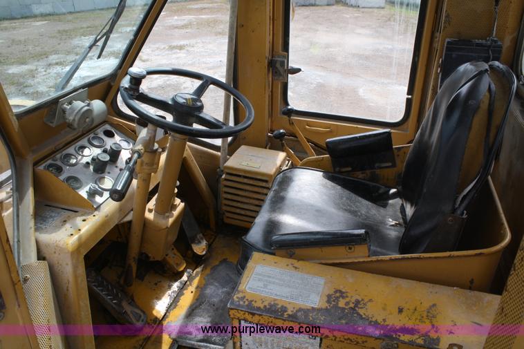 image for item F2527 1975 Caterpillar 966C wheel loader
