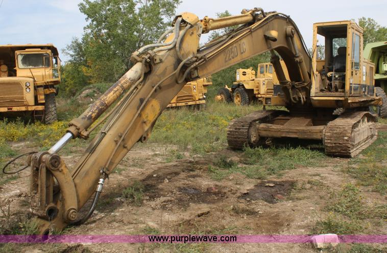 image for item F2617 1989 Caterpillar 225D-LC excavator