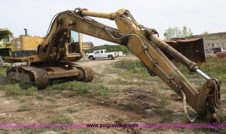 image for item F2617 1989 Caterpillar 225D-LC excavator