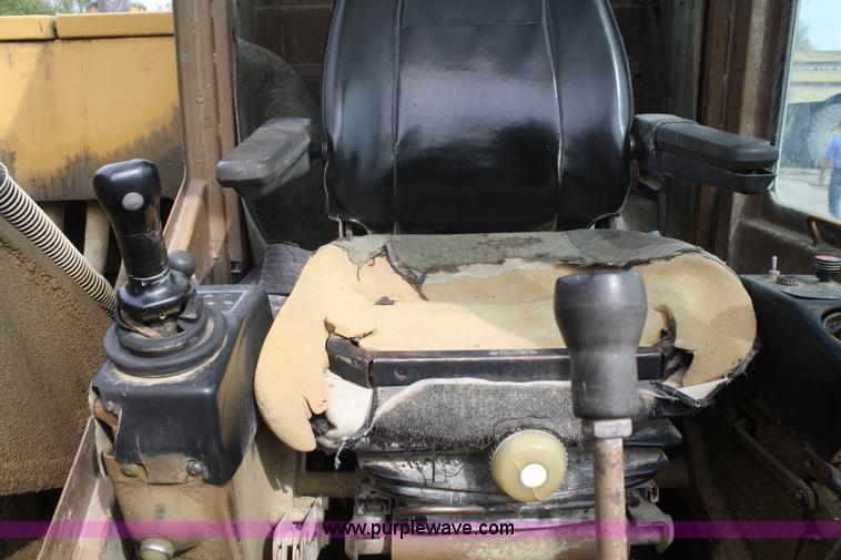 image for item F2617 1989 Caterpillar 225D-LC excavator