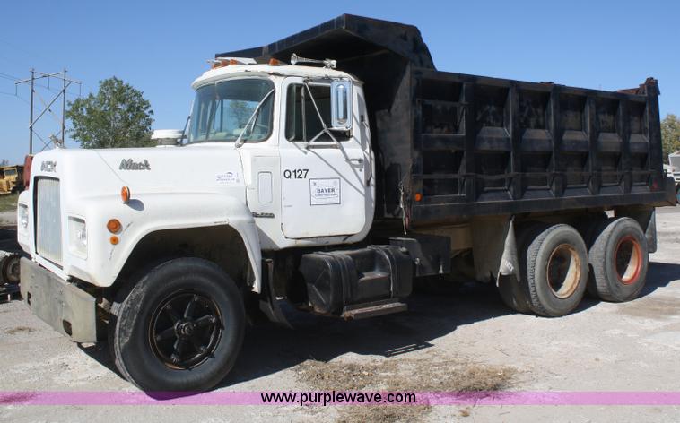 image for item F2630 1973 Mack R600 dump truck