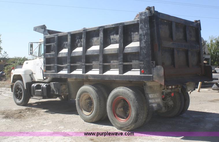 image for item F2630 1973 Mack R600 dump truck