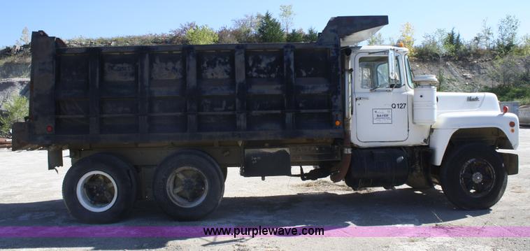 image for item F2630 1973 Mack R600 dump truck