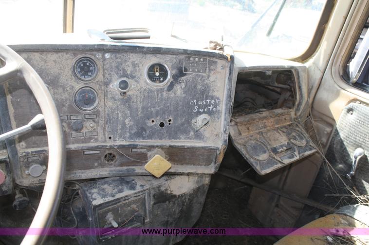 image for item F2630 1973 Mack R600 dump truck