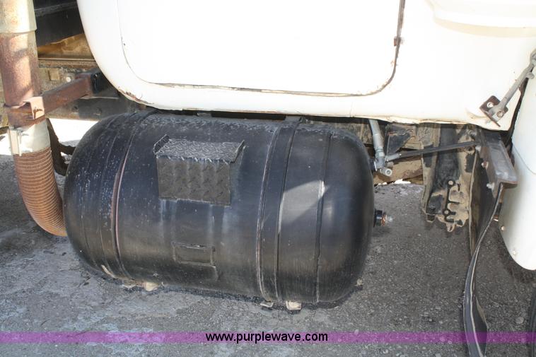 image for item F2630 1973 Mack R600 dump truck