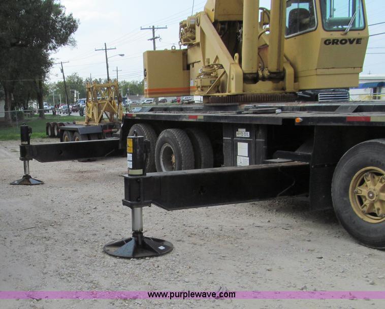 image for item F4578 1985 Grove TMS760 60 ton hydraulic crane with carrier