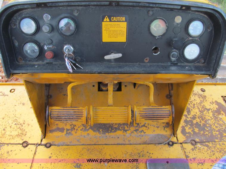 image for item F4581 1979 John Deere 750E dozer