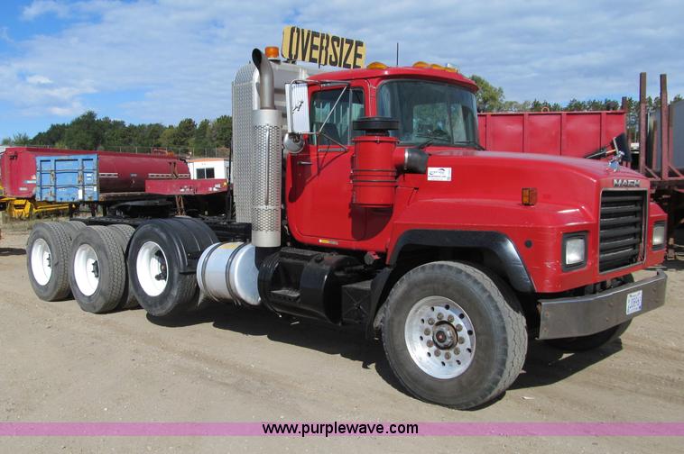 image for item F5531 2003 Mack RD600K semi truck