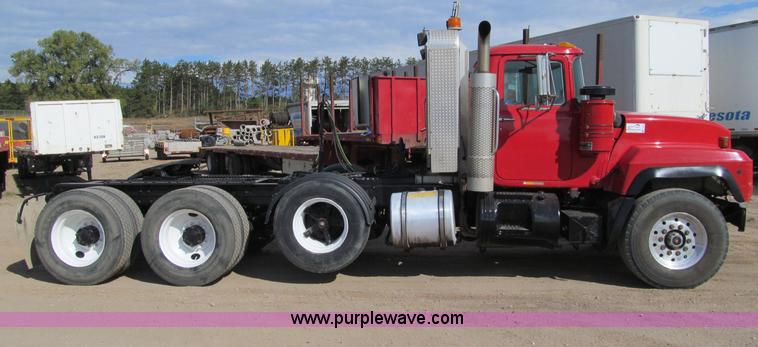 image for item F5531 2003 Mack RD600K semi truck