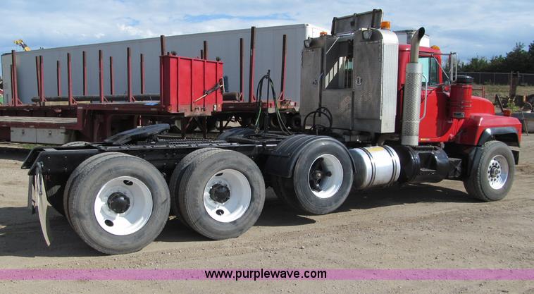 image for item F5531 2003 Mack RD600K semi truck