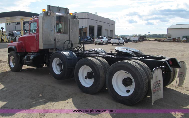 image for item F5531 2003 Mack RD600K semi truck