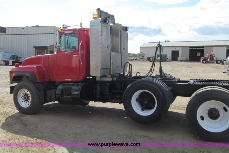 image for item F5531 2003 Mack RD600K semi truck