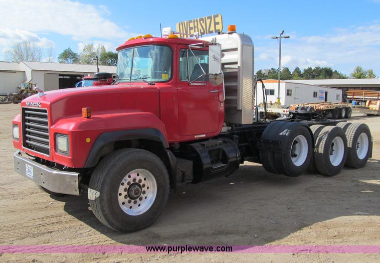 image for item F5531 2003 Mack RD600K semi truck