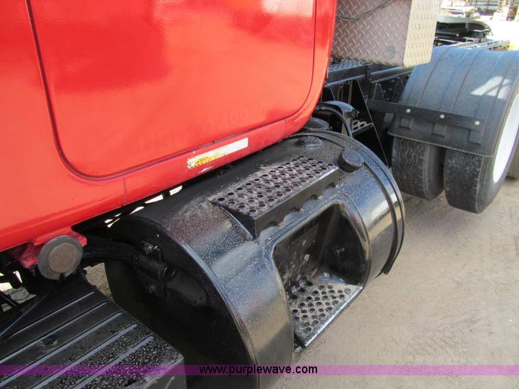 image for item F5531 2003 Mack RD600K semi truck