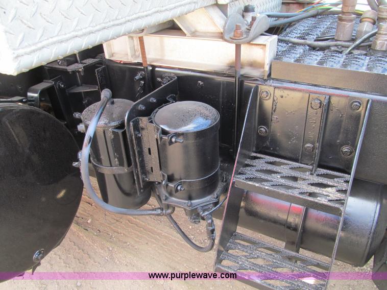 image for item F5531 2003 Mack RD600K semi truck