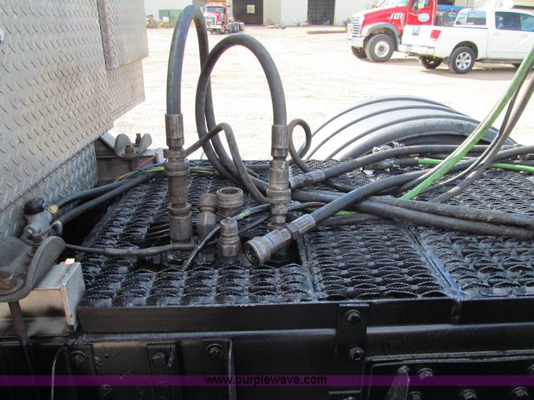 image for item F5531 2003 Mack RD600K semi truck