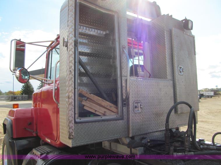 image for item F5531 2003 Mack RD600K semi truck