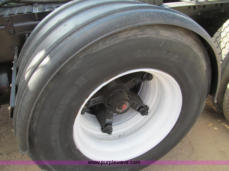 image for item F5531 2003 Mack RD600K semi truck