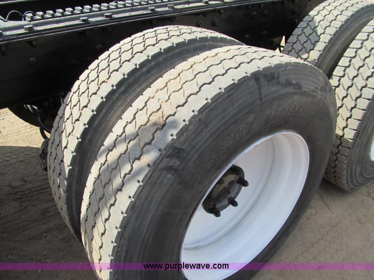 image for item F5531 2003 Mack RD600K semi truck