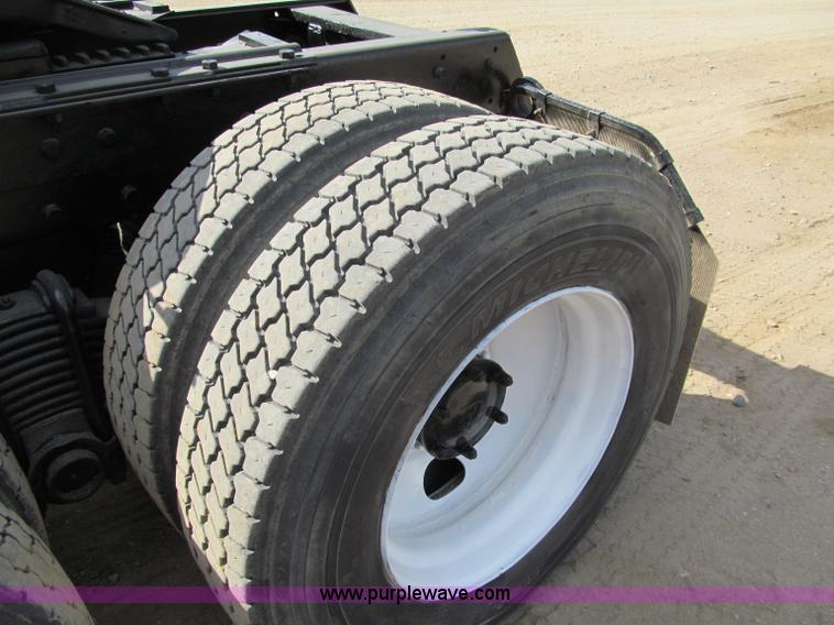 image for item F5531 2003 Mack RD600K semi truck