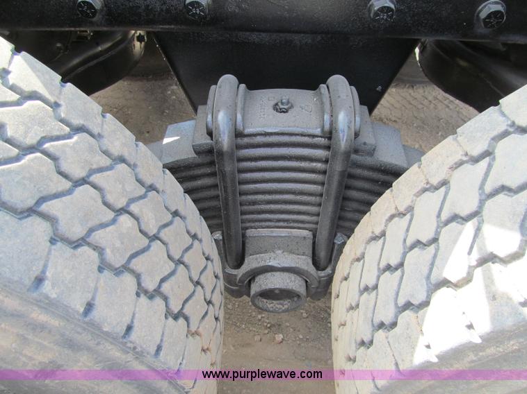 image for item F5531 2003 Mack RD600K semi truck