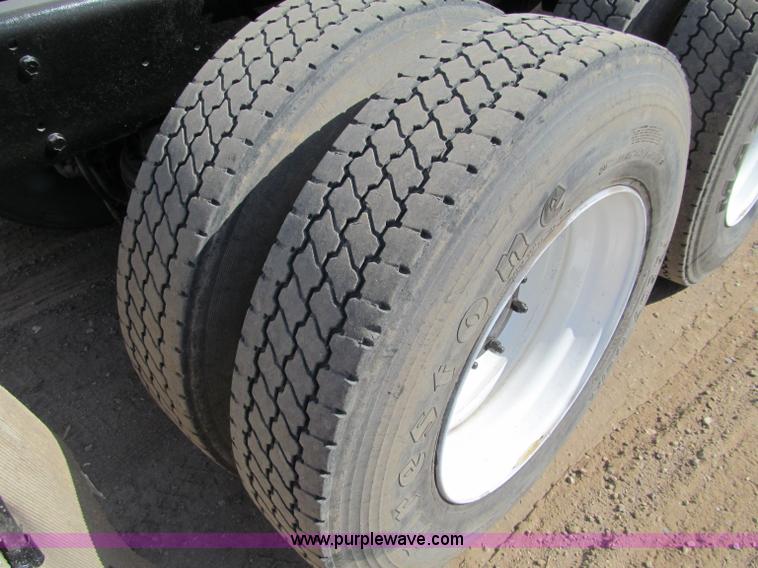 image for item F5531 2003 Mack RD600K semi truck