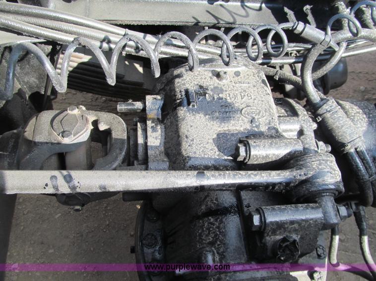 image for item F5531 2003 Mack RD600K semi truck