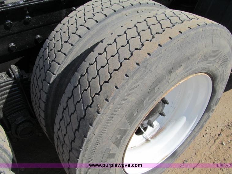 image for item F5531 2003 Mack RD600K semi truck